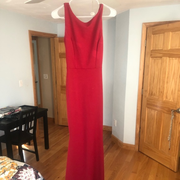 Beautiful red gown - Picture 2 of 9